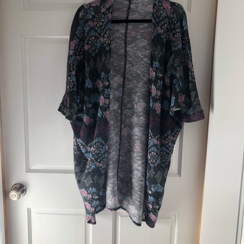 💚 5 for $15! 💚 Slouchy Arizona Jeans Floral Cardigan